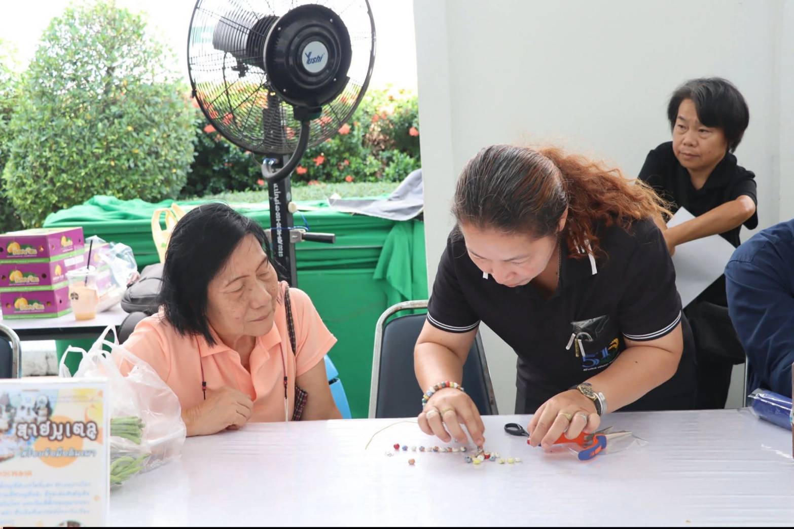 title - รัฐมนตรีว่าการกระทรวงเกษตรและสหกรณ์ พร้อมด้วยคณะผู้บริหาร ส.ป.ก. เข้าเยี่ยมชมโซนกิจกรรมฝึกอาชีพ Workshop งานศิลปหัตถกรรม (ศพส.) กิจกรรมจัดขึ้นภายใต้งาน วันคล้ายวันสถาปนาครบรอบ 51 ปี ส.ป.ก. ณ สำนักงานการปฏิรูปที่ดินเพื่อเกษตรกรรม